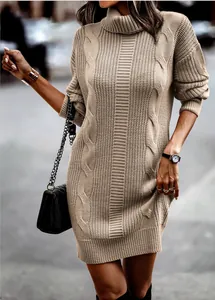 Detalle de vestido de punto con cuello alto y ochos en color beige para mujer