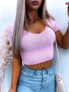 Λεπτομερής άποψη του γυναικείου πλεκτού crop top σε ροζ χρώμα με σέξι λαιμόκοψη V