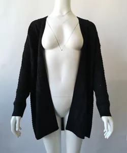 Vista detallada de un cárdigan largo negro de punto trenzado para mujer elegante