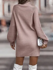 Detaillierte Rückansicht eines rosa Rollkragen-Strickkleids mit Laternenärmeln