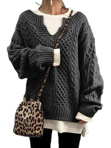 Damen Oversize-Strickpullover in Grau mit Zopfmuster und weißem Lagenlook-Detail