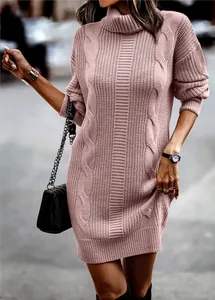 Elegante vestido de punto rosa empolvado con cuello alto y trenzas para mujer en otoño
