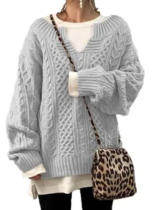 Oversize Damen-Zopfstrickpullover mit klassischem Zopfmuster in hellem Grau Ton