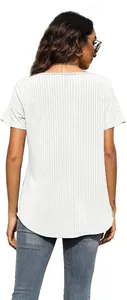 Πίσω όψη λευκού κοντομάνικου ριμπ T-shirt με στρογγυλεμένο στρίφωμα για γυναίκες.