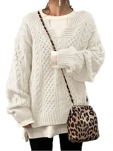 Schicker weißer Zopfstrickpullover für Damen mit lockerer Passform und Lagenlook