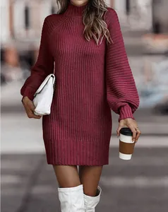 Detailansicht eines weinroten Strickkleides mit Rollkragen, Laternenärmeln und Rippenmuster.