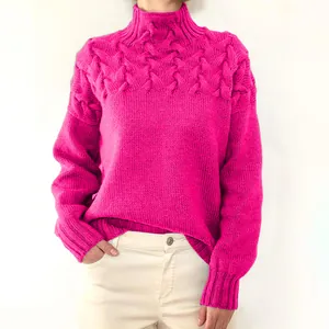 Detailansicht eines leuchtend fuchsiafarbenen Rollkragenpullovers für Damen in Strickoptik