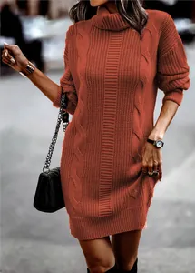 Detalle de vestido de punto naranja óxido con cuello alto y texturas trenzadas.