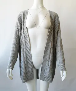 Vista detallada de una chaqueta de punto gris con trenzas mostrada en un maniquí