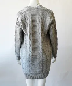 Vista posterior detallada de esta chaqueta larga de punto trenzado gris para mujer