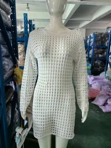 Vista detallada vestido de playa blanco de manga larga con punto calado mini vestido