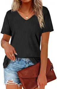 Λεπτομερής προβολή γυναικείου μαύρου T-shirt με λαιμόκοψη V και ριμπ πλεκτή υφή υφάσματος