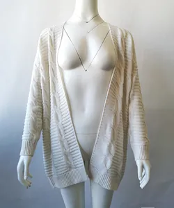 Elegante cárdigan clásico de punto trenzado grueso para mujer en suave blanco crema