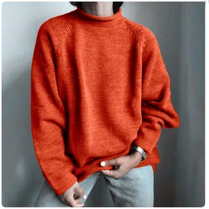 Dettaglio di un maglione lavorato a maglia arancione comodo e morbido ideale per la primavera.