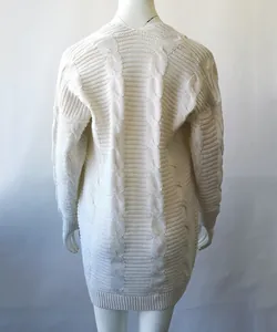 Cárdigan largo de punto trenzado para mujer en color crema, vista trasera detallada