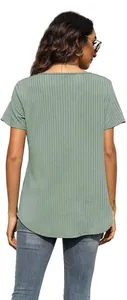 Πίσω όψη γυναικείου ριμπ κοντομάνικου t-shirt σε χρώμα φασκόμηλου με στρογγυλεμένο στρίφωμα