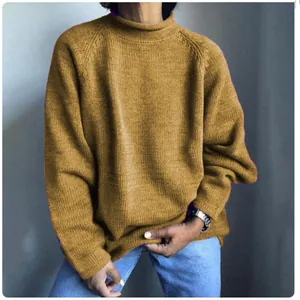 Vista dettagliata di alta qualità di maglione a maglia larga color senape per donne