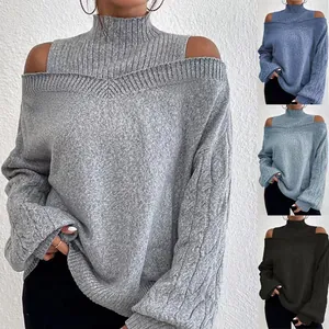 Detailansicht eines Damen-Strickpullovers mit Stehkragen und Cut-outs in verschiedenen Farben