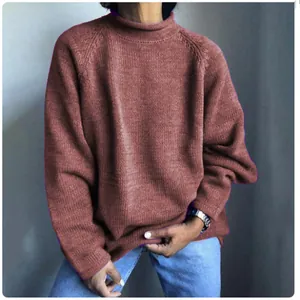 Vista dettagliata di un maglione in maglia rosso mattone oversize per donna