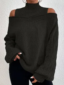Detail eines schwarzen Strickpullovers mit Rollkragen und schulterfreiem Design.