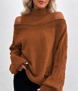 Nahaufnahme eines braunen schulterfreien Strickpullovers mit Zopfmuster in Übergröße