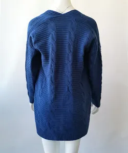 Vista posterior detallada de un cómodo cárdigan largo azul de punto trenzado para mujer