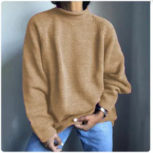 Dettaglio di un maglione da donna in maglia color cammello con vestibilità comoda e collo alto.