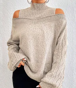 Detailansicht eines beigen, schulterfreien Strickpullovers mit Stehkragen für Damen