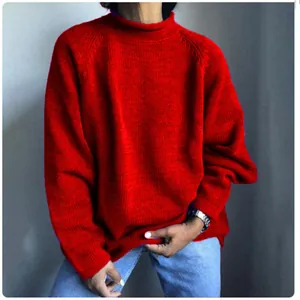 Vista dettagliata di un maglione oversize rosso vibrante in un moderno stile casual