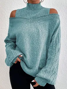 Detailaufnahme des Damenpullovers mit Stehkragen und modischen Cut-Outs an den Schultern