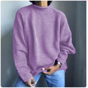 Dettaglio ravvicinato di un maglione in maglia color lavanda vestibilità ampia e morbida