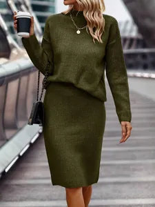 Elegantes olivgrünes Strickset aus Rollkragenpullover und Midirock, getragen von einem Model.