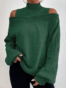 Detailansicht eines dunkelgrünen Strickpullovers mit Stehkragen und Cut-Outs.