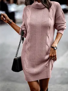 Elegante vestido de punto rosa con cuello alto y trenzado de manga larga para otoño