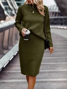 Detailansicht des dunkelolivgrünen Strick-Sets mit Stehkragen und langärmeligem Pullover