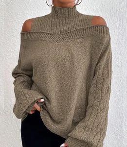 Detailansicht eines khakifarbenen Strickpullovers mit Stehkragen und Cut-Out-Schultern