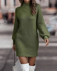 Detailaufnahme eines armee-grünen Strickkleides mit Stehkragen und Rippenmuster