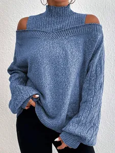 Nahaufnahme eines blauen Strickpullovers mit Stehkragen und freien Schultern