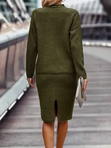 Rückansicht einer Frau in professionellem olivgrünem Strickpullover und passendem Rock-Set
