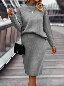 Elegantes graues Rippstrick-Set mit Stehkragenpullover und passendem Midirock für Damen.