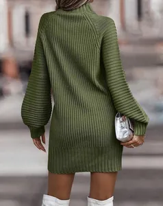 Detail der Rückansicht des olivgrünen Strickkleides zeigt Textur und Passform