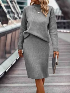 Professionelle Ansicht eines grauen, gerippten Damen-Stricksets mit Pullover und Rock