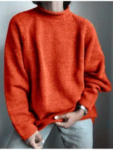 Maglione arancione oversize lavorato a maglia con dolcevita per un look casual