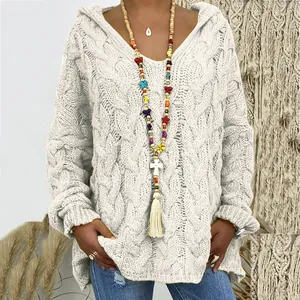 Pull femme décontracté en maille torsadée avec capuche et col en V, coloris blanc cassé.