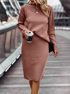 Elegantes altrosa Strickset bestehend aus einem Stehkragenpullover und Midirock