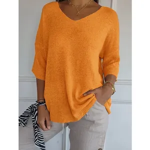 Detail des orangefarbenen Damen-Strickpullovers mit V-Ausschnitt und 3/4-Ärmeln