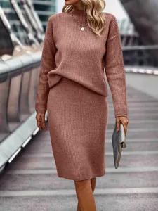 Stilvolles zweiteiliges Strickset aus Pullover und Rock in Altrosa, präsentiert von einem Model