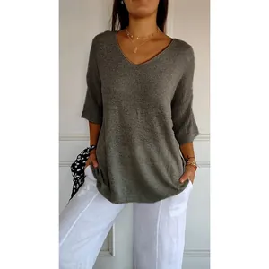 Bequemer grauer Damen-Strickpullover mit V-Ausschnitt und modischen Dreiviertel-Ärmeln