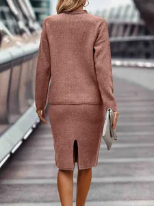 Detailansicht der Rückseite eines altrosa Stricksets mit Schlitz-Midirock und Pullover