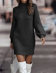 Detailaufnahme eines schwarzen Strickkleides mit Rollkragen, Puffärmeln und Rippenstruktur.